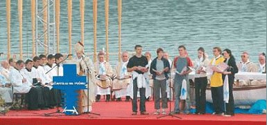 Bei der Erffnungsmesse im Hafen von Split im Mai 2004 wurde auch unseren Jugendlichen ein Ruder berreicht