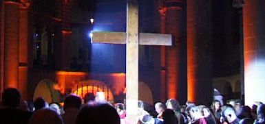 Das Weltjugendtagskreuz kam am 1. Advent 2004 im Essener Dom an